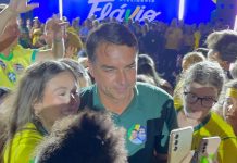Flávio Bolsonaro reúne apoiadores no último ato de campanha em Guarulhos