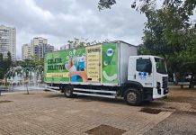 Caminhão da Coleta Seletiva recebe materiais recicláveis durante a 10ª Semana Lixo Zero de Guarulhos