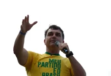 Aliado de Trump diz que Flávio Bolsonaro chegou aos EUA