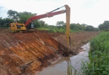 Prefeitura promove desassoreamento de córrego e limpeza de travessias nesta quinta
